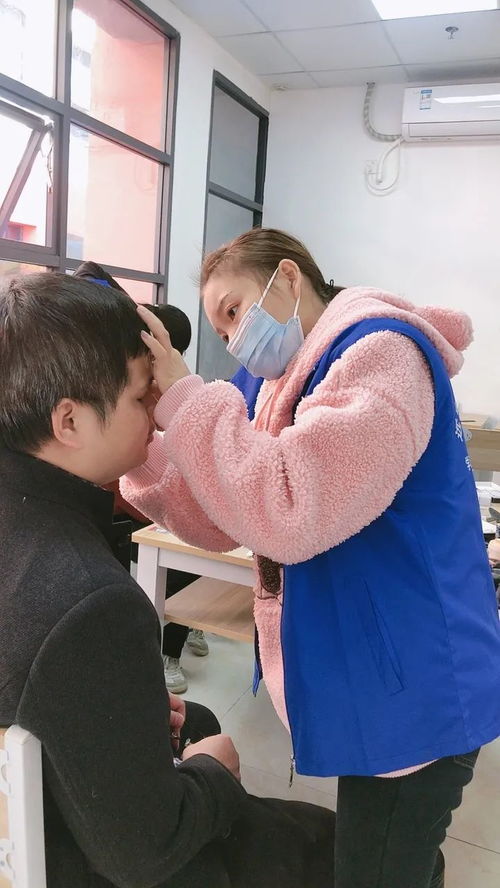 攜手定格溫暖 愛心妝點笑容——區殘協聯合我?；瘖y班為殘障家庭拍攝公益全家福